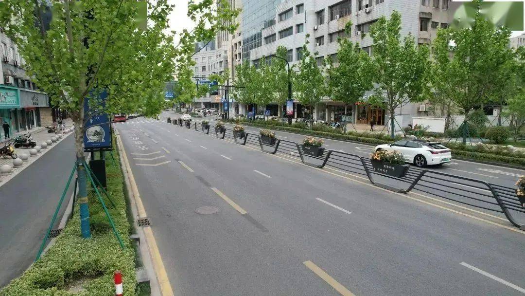 1689120781576348.jpeg 花箱